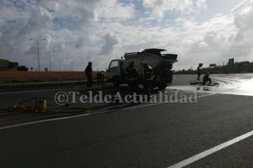 Vuelco de un camión en la rotonda de El Mirador (Foto TA)